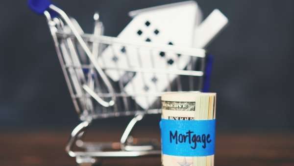 Use this checklist to avoid mishaps when buying a house.